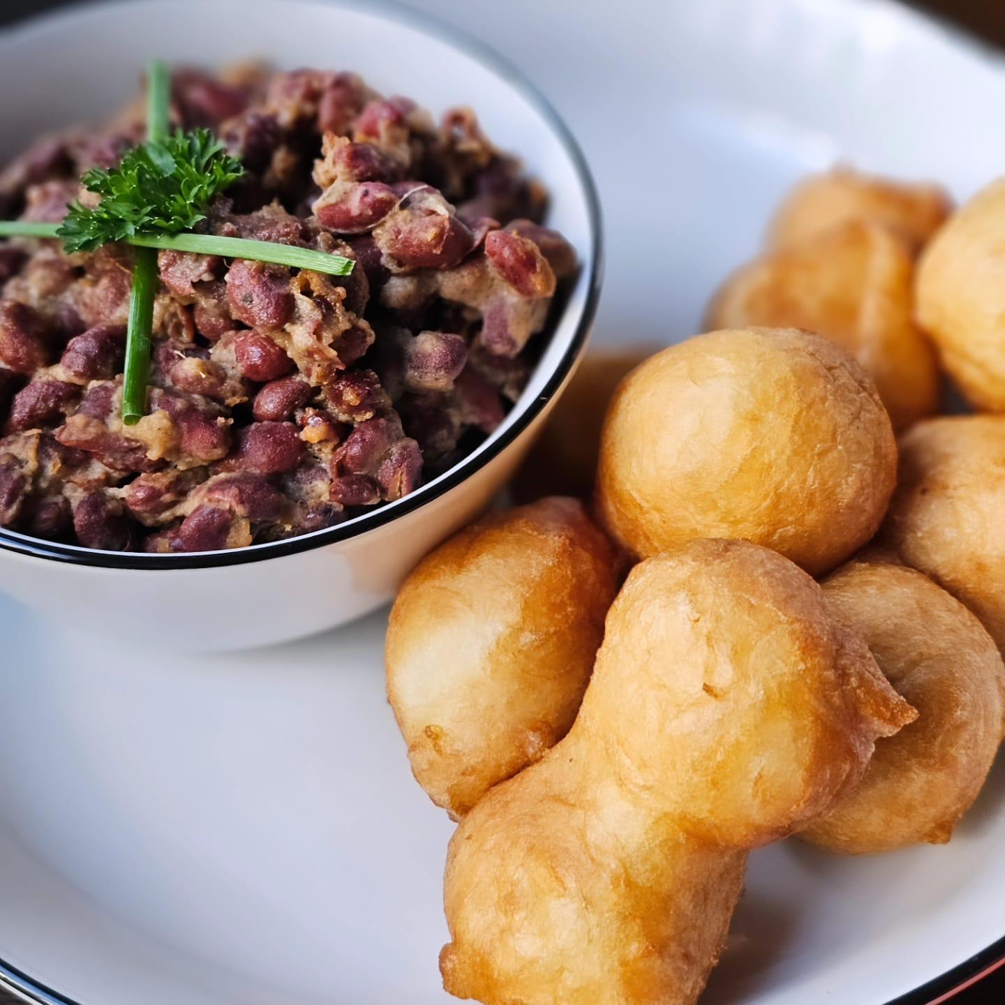Beans & Puff Puff – Bohnen mit Puff-Puff (Poffpof)